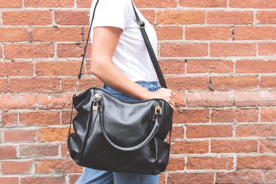 Bolsa de cuero negro